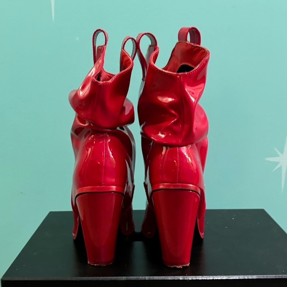 Cape Robbin size 7 shiny patent look cowboy cowgirl boot 4” heel
Vegan - Picture 3 of 4